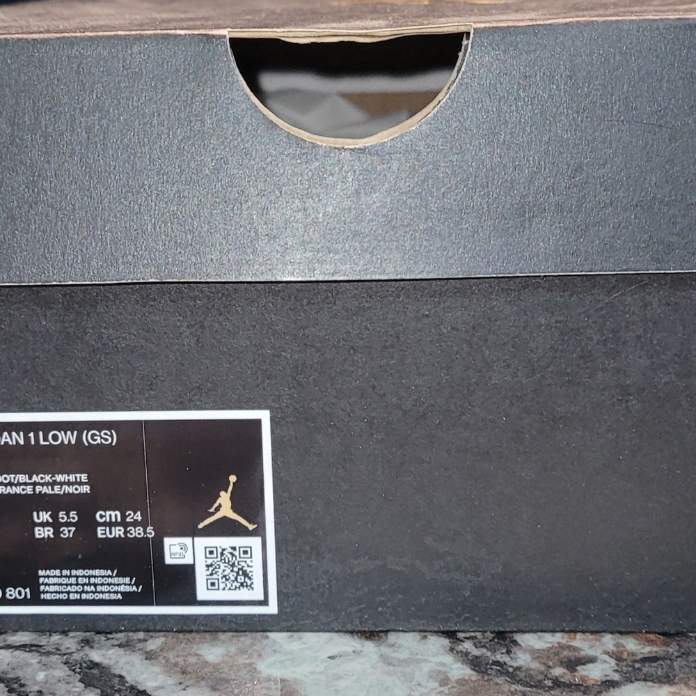 Womans air jordan 1 nike light coral 6y is sz 7 woman